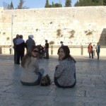 שתי בנות יושבות מול הכותל בירושלים
