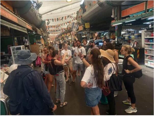 המדריכה גלי בשוק התקווה